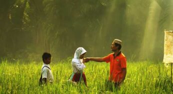 Kenapa Anak Sekarang Salamnya bukan Cium Tangan Tapi Ditempelkan ke Jidat?