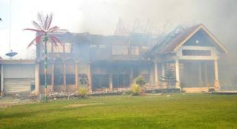 Bima Membara Lagi: Massa Membakar Kantor Bupati Bima