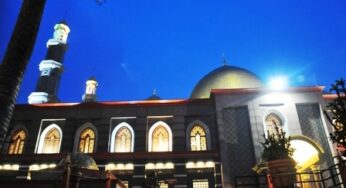 Masjid Kubah Emas di Malam Hari