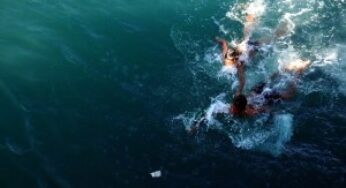 Uniknya Anak-anak Perenang Koin di Pelabuhan Khayangan Lombok