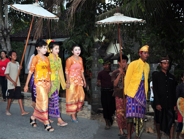 Pengantin diarak pada suku sasak Lombok (hs)
