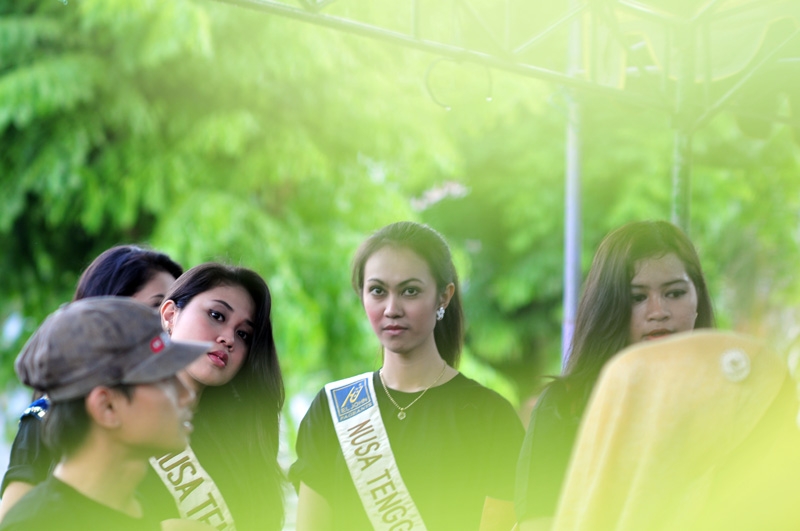 Gesture menoleh heran (talent: Putri NTB/harjasaputra)