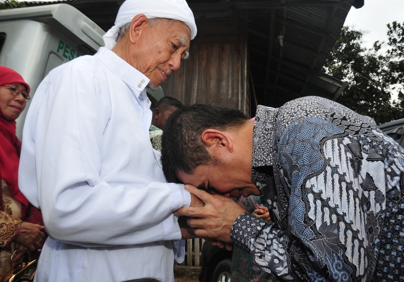 Hamdan Zoelva sungkem kepada orang tuanya (hs)
