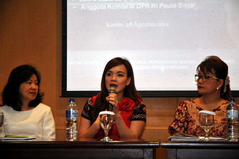 Laura Lazarus dalam bedah buku (harjasaputra.com)