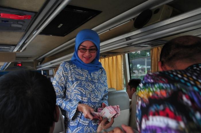 Desy Ratnasari mendadak jadi 'kondektur' di Manado (harjasaputra)